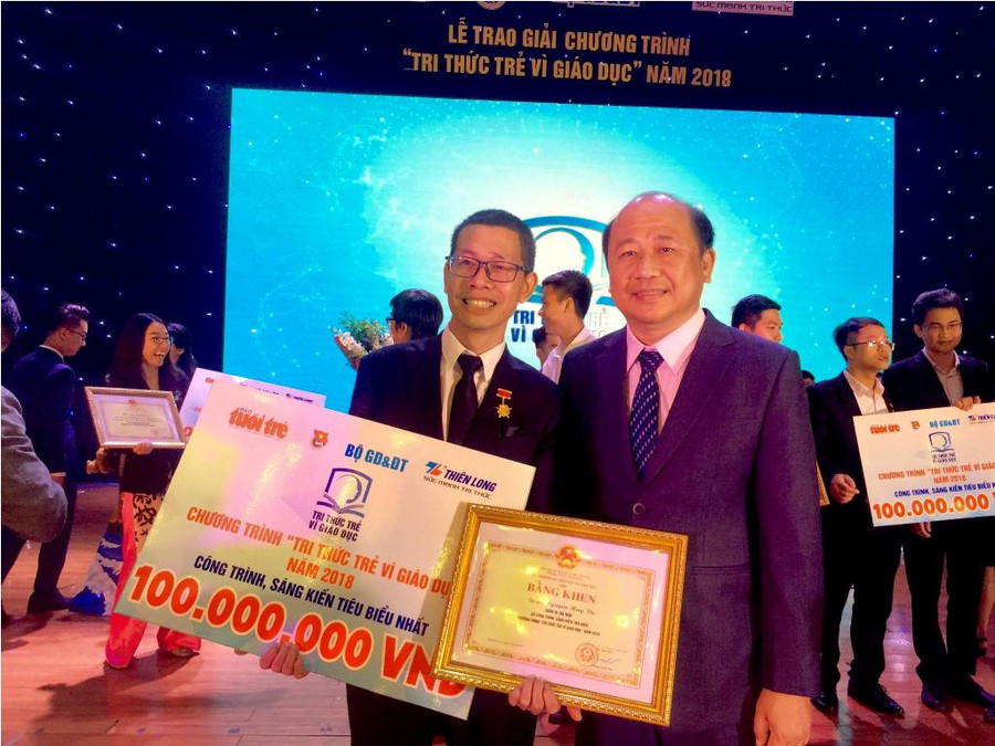 Chủ nhân sáng kiến tiêu biểu nhất "Tri thức trẻ vì Giáo dục" 2018 - Nguyễn Huy Du chụp ảnh kỷ niệm cùng lãnh đạo Tập đoàn Thiên Long Group. Chủ nhân sáng kiến tiêu biểu nhất "Tri thức trẻ vì Giáo dục" 2018 - Nguyễn Huy Du chụp ảnh kỷ niệm cùng lãnh đạo Tập đoàn Thiên Long Group.