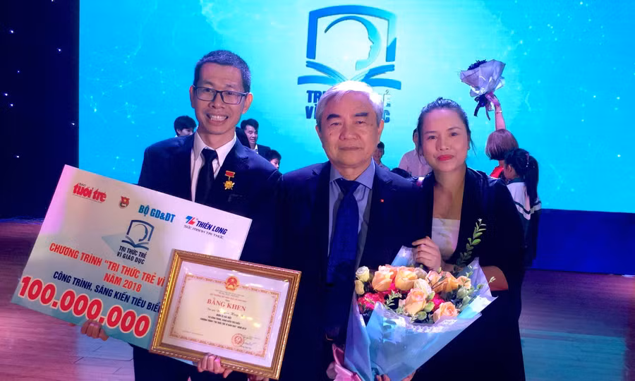 TS. Nguyễn Quân, nguyên Bộ trưởng Bộ Khoa học và Công nghệ - Thành viên Hội đồng Giám khảo chúc mừng tác giả sản phẩm Đèn học thông minh.