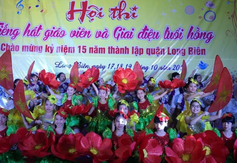 Tiết mục biểu diễn đoạt giải Nhất của học sinh trường Tiểu học Đô thị Việt Hưng Tiết mục biểu diễn đoạt giải Nhất của học sinh trường Tiểu học Đô thị Việt Hưng
