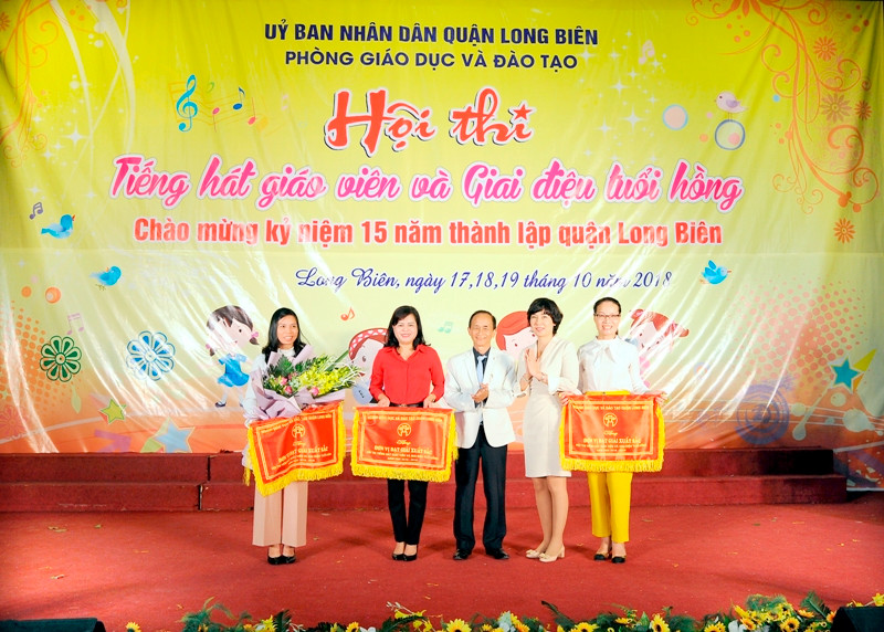 Đại diện 3 cấp học nhận giải Xuất sắc nhất Hội diễn từ Ban tổ chức Đại diện 3 cấp học nhận giải Xuất sắc nhất Hội diễn từ Ban tổ chức