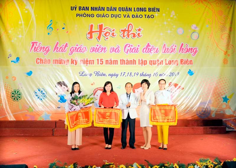 Đại diện 3 cấp học nhận giải Xuất sắc nhất Hội diễn từ Ban tổ chức
