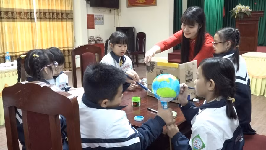 Cô và trò cùng nhau tìm hiểu về giáo dục STEM cấp tiểu học.