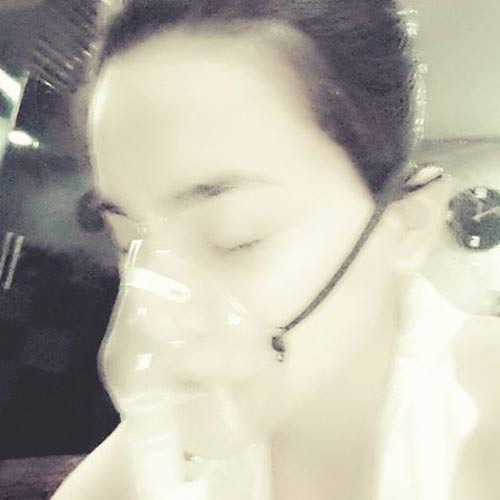 Trước Sơn Tùng, Hà Hồ đăng ảnh nhập viện thở oxy vì kiệt sức chuẩn bị cho show diễn xuyên Việt dành cho sinh viên. Ngay khi hình ảnh và những dòng tâm sự này củaHồ Ngọc Hà được đăng tải trên trang cá nhân, rất nhiều fan đã lo lắng cho sức khỏe của nữ ca sĩ và mong cô mau khỏe để cống hiến hết mình cho sinh viên. Sao Việt ngất xỉu, nhập viện vì kiệt quệ sức khoẻ