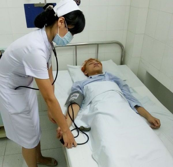 Mới đây, bức ảnh Sơn Tùng M-TP nhập viện vì kiệt sức được trợ lý của anh chia sẻ trên trang cá nhân khiến người hâm mộ không khỏi lo lắng. Người trợ lý viết: "Khổ thân quá. Kiệt quệ hết cả sức khỏe rồi. Giờ còn phải cố gắng đi vì uy tín và trách nhiệm nữa. Cám ơn mọi người đã lo lắng cho Tùng". Nam ca sĩ được bác sĩ chẩn đoán suy nhược cơ thể và viêm họng cấp. Sao Việt ngất xỉu, nhập viện vì kiệt quệ sức khoẻ