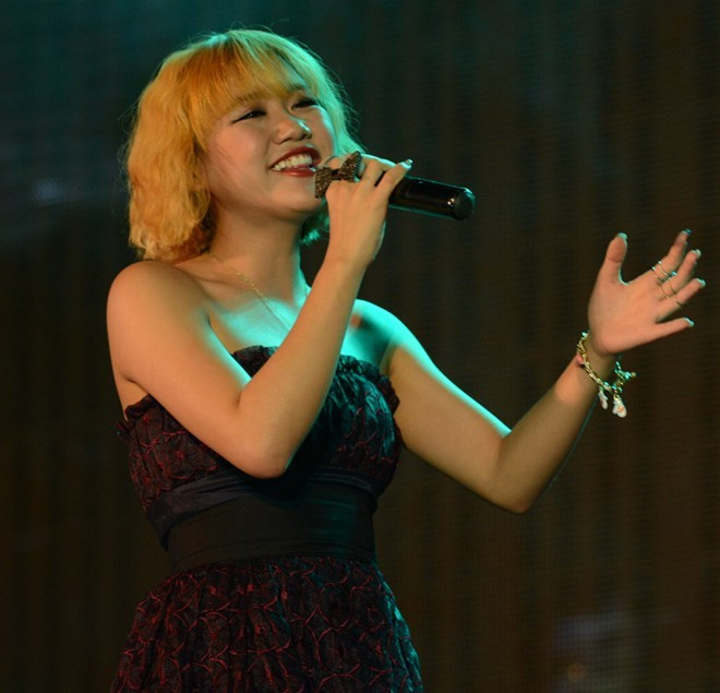 Ngay sau khi hoàn thành ca khúcTìmsong ca với Trúc Nhân trong đêm nhạc Valentine diễn ra tại TPHCM, Văn Mai Hương bất ngờ ngất xỉu. Bác sĩ riêng của nữ ca sĩ cho biết, trước đó cô bị sốt cao và lịch làm việc khá dày, áp lực đã khiến cô không có thời gian nghỉ ngơi dẫn tới kiệt sức. Sao Việt ngất xỉu, nhập viện vì kiệt quệ sức khoẻ