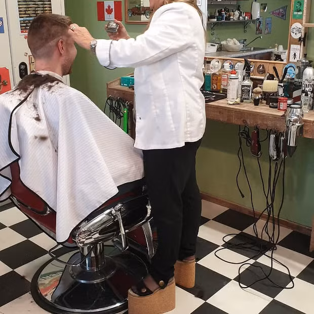 Dép kia mà vụt vào người thì thôi luôn đấy...