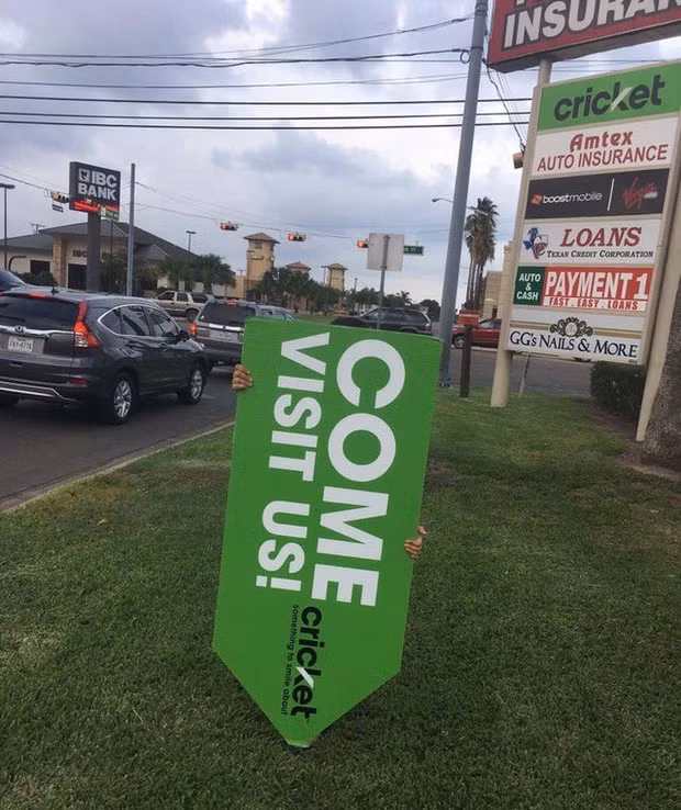 Cái biển quảng cáo còn che mất cả người là biết lùn rồi.