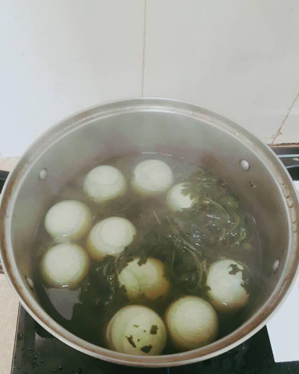 Bạn gái nhà người ta trổ tài: Hầm trứng vịt lộn ngải cứu.