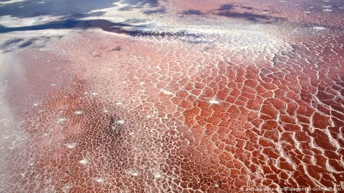 Giải mã bí ẩn “Hồ tử thần đỏ rực”, nghĩa địa của hàng nghìn xác chết hóa đá