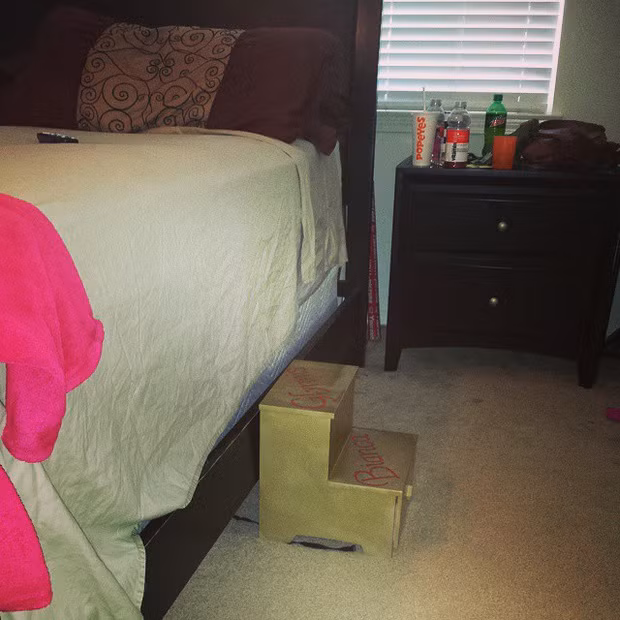 Đi ngủ cũng phải mệt mỏi thế này đây.