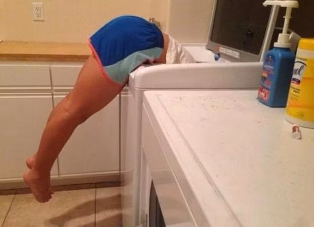 Ối dời ơi, mỗi lần giặt quần áo là tôi phải khổ thế này đây.