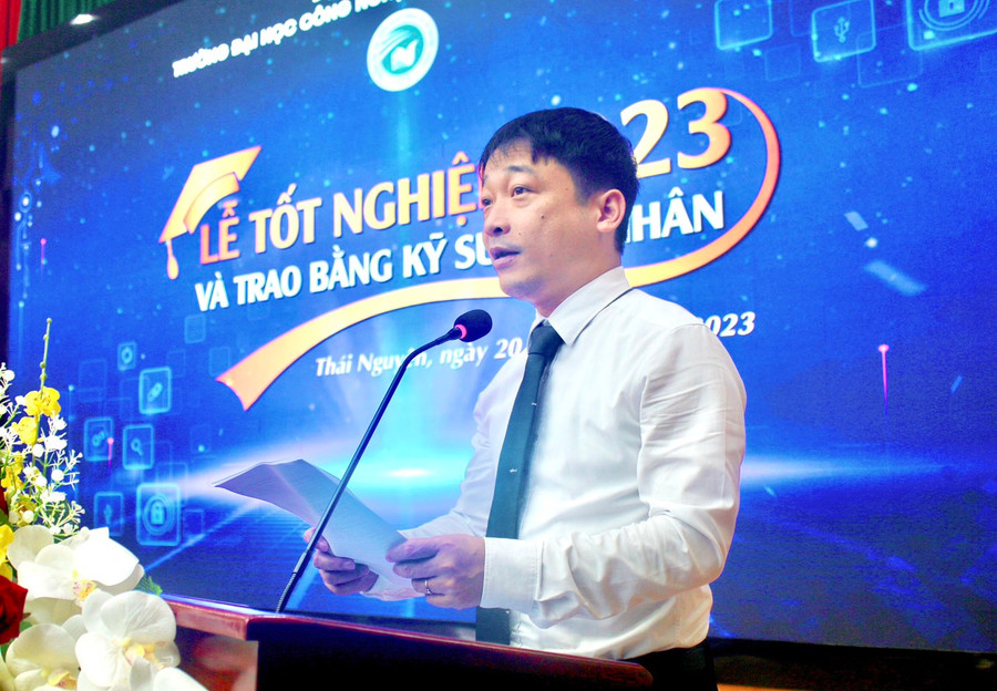 PGS.TS Phùng Trung Nghĩa - Hiệu trưởng Trường Đại học Công nghệ Thông tin và Truyền thông phát biểu chúc mừng các tân kỹ sư, tân cử nhân.