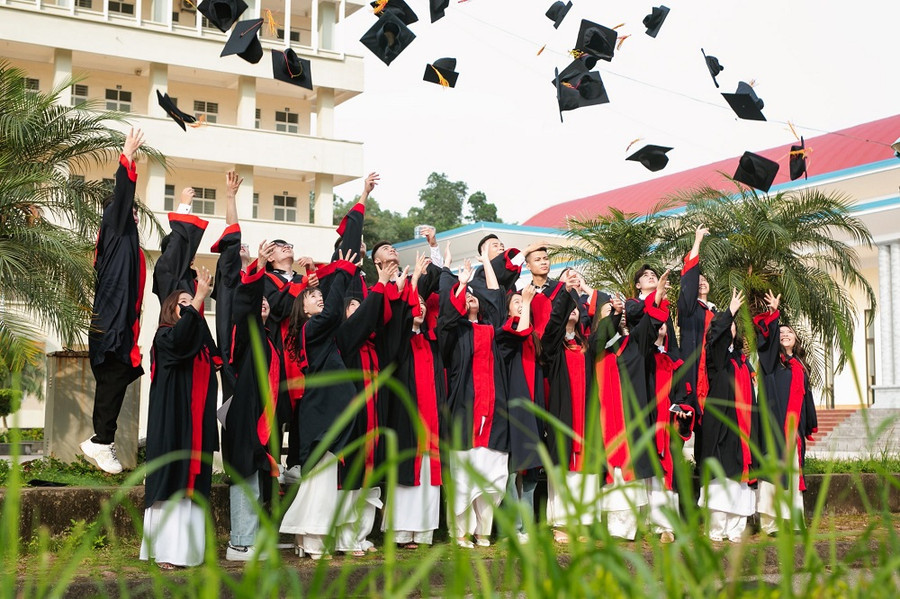 Ngay sau lễ tốt nghiệp các tân kỹ sư, tân cử nhân sẽ tiếp tục vững vàng chinh phục những hành trình mới.