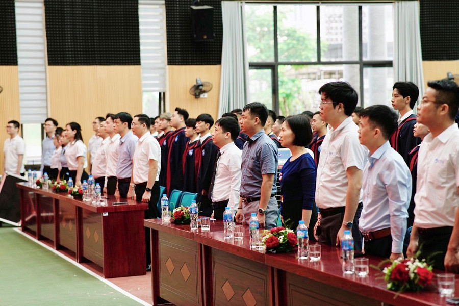 Các đại biểu tham dự buổi lễ.