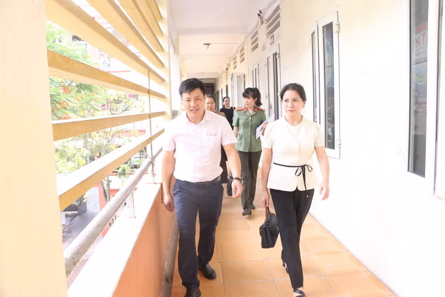 Đoàn công tác của Ban chỉ đạo thi quận Hà Đông kiểm tra cơ sở vật chất tại Trường THCS Nguyễn Trãi.