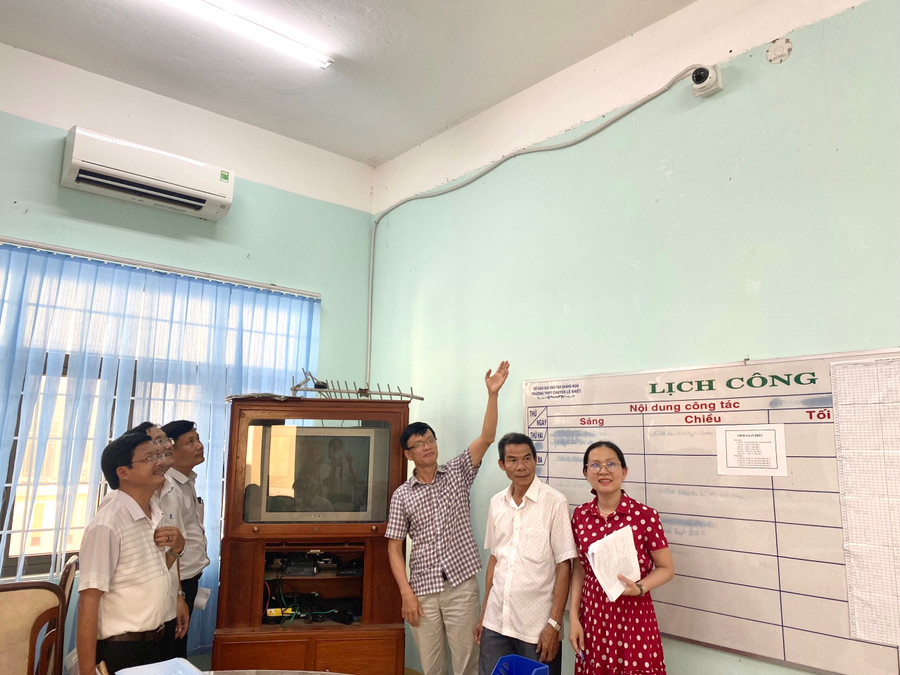 Kiểm tra camera giám sát tại Trường THPT chuyên Lê Khiết.