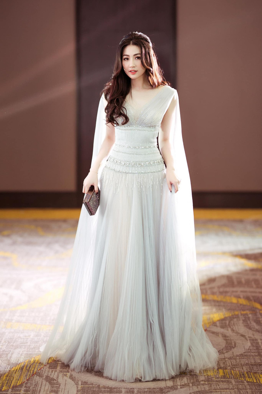 Á hậu Tú Anh đã gây chú ý khi xuất hiện tại một sự kiện về làm đẹp tại TP.HCM.