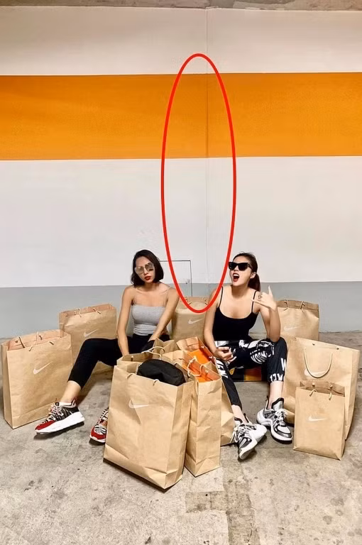 Những mảng tường dường như bị xô lệch tới mức méo mó là hậu quả của việc chỉnh ảnh quá đà.