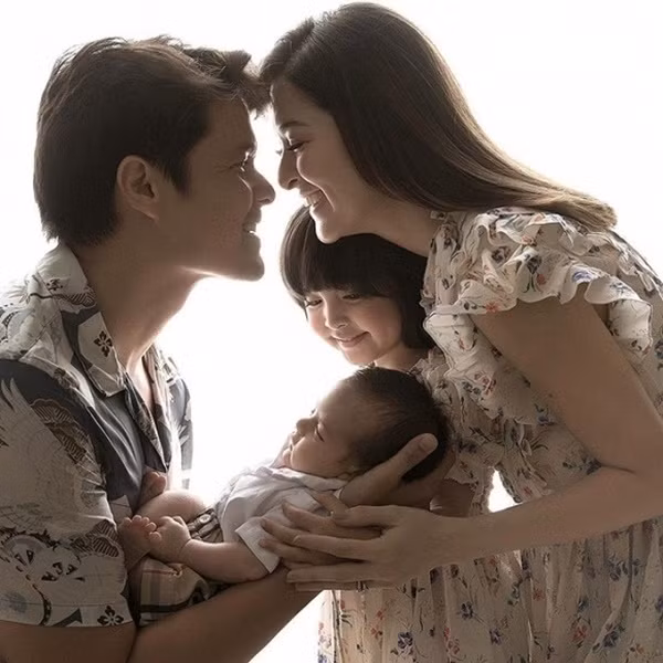 Không còn ồn ào theo những sự kiện showbiz, Marian Rivera mặc đơn giản hơn khi bên chồng con.