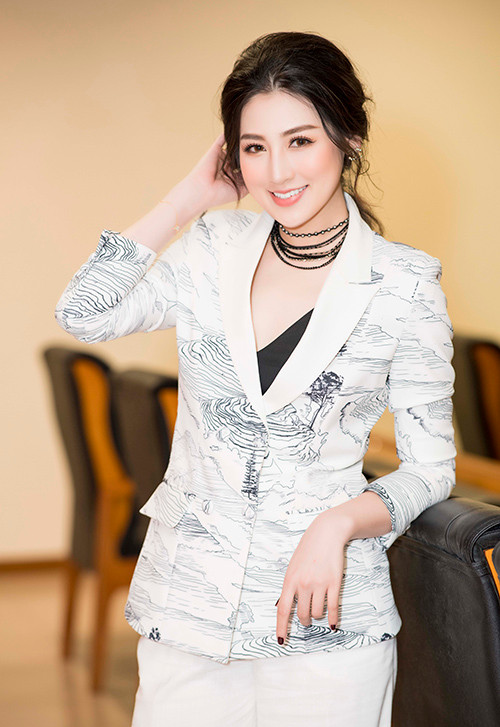 Á hậu nhận lời làm giám khảo cuộc thi học sinh thanh lịch của Đại học Kinh tế Quốc dân.