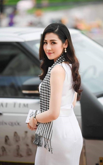 Chia sẻ về bí quyết lấy lại vóc dáng sau sinh nhanh chóng, Tú Anh cho biết khi mang thai cô chỉ tăng khoảng 12 kg. Cô không có nhiều sữa nên em bé ăn sữa ngoài, mẹ hạn chế ăn uống để giảm cân.