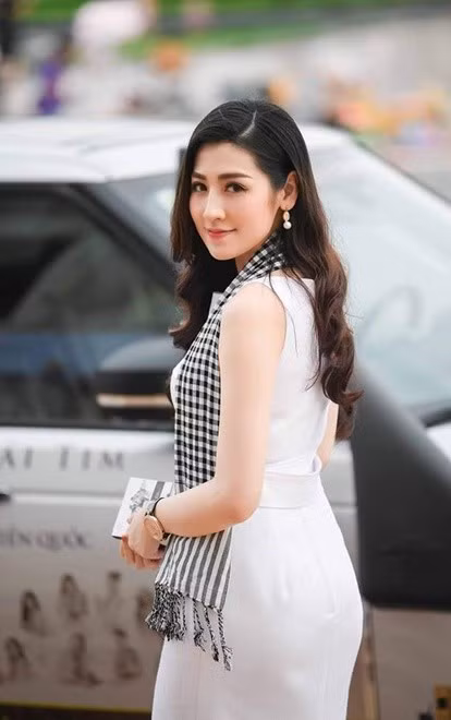 Chia sẻ về bí quyết lấy lại vóc dáng sau sinh nhanh chóng, Tú Anh cho biết khi mang thai cô chỉ tăng khoảng 12 kg. Cô không có nhiều sữa nên em bé ăn sữa ngoài, mẹ hạn chế ăn uống để giảm cân.