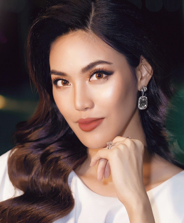 Layout make up tông cam đất và tóc uốn xoăn gợn sóng đầy quyến rũ như "đo ni đóng giày" cho Lan Khuê.