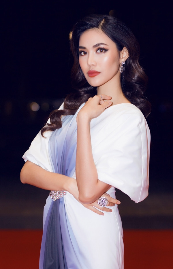 Thay vì được ông xã tháp tùng dự sự kiện, người đẹp lại đi một mình và không hề có bất cứ dấu hiệu mệt mỏi nào khi đang mang bầu ở những tháng đầu thai kỳ.