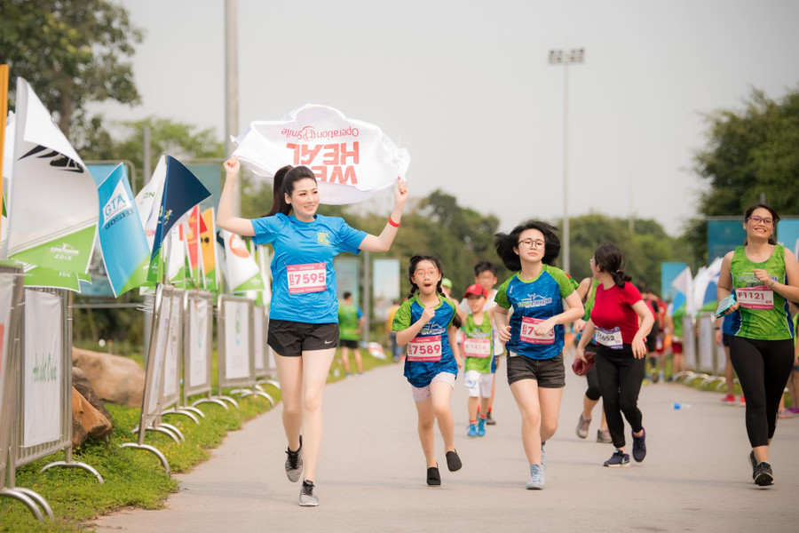 Á hậu Tú Anh trên đường chạy bộ.