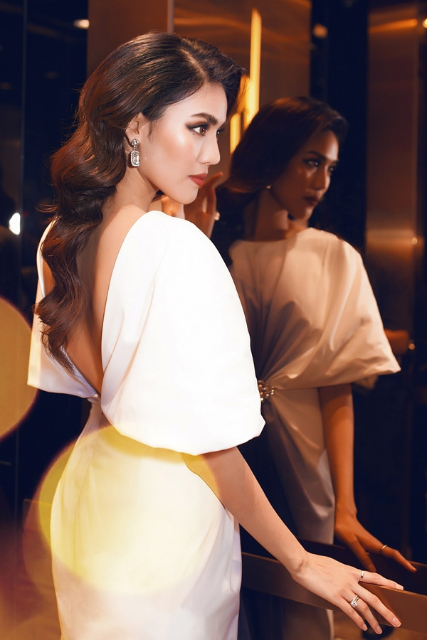 Chọn cho mình hình tượng quý cô thanh lịch, sang trọng và đẳng cấp nên trang sức đi kèm của Lan Khuê cũng không kém phần lấp lánh.