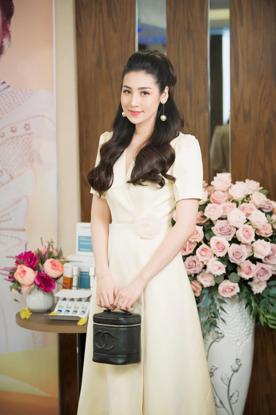 Tú Anh là con một nên từ nhỏ đã được bố mẹ cưng chiều và yêu thương hết mực. Khi cô kết hôn và sinh con, mẹ ruột vẫn luôn ở bên đồng hành cùng cô trong công việc.