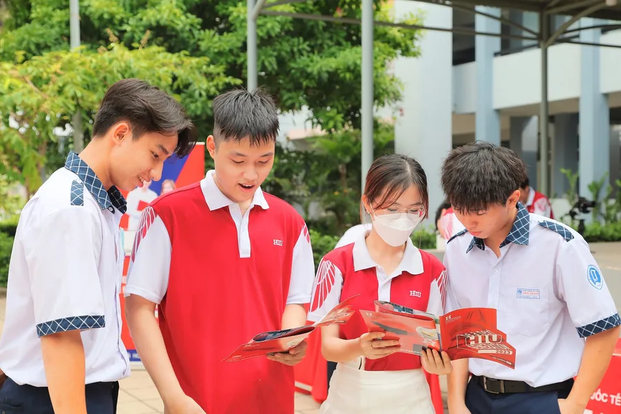 Học sinh tìm hiểu thông tin tuyển sinh vào Trường ĐH Quốc tế Hồng Bàng. 