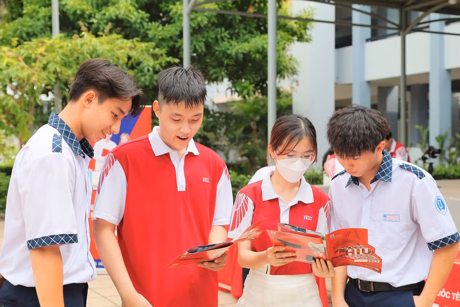 Học sinh tìm hiểu thông tin tuyển sinh vào Trường ĐH Quốc tế Hồng Bàng. 