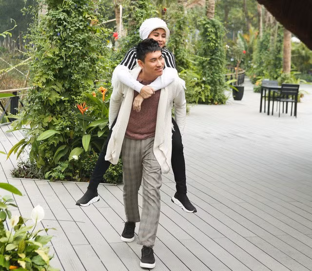 Mặc dù kém Cát Phượng đến 18 tuổi nhưng Kiều Minh Tuấn là người đàn ông chững chạc, luôn che chở cho Cát Phượng. (Ảnh: Dũng Đặng).