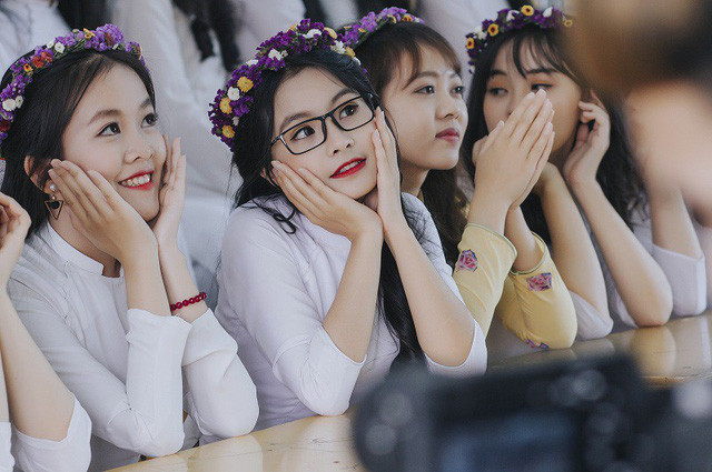 Nếu như nhiều tập thể khác lựa chọn trang phục và ý tưởng cầu kỳ, độc lạ để lưu giữ những khoảnh khắc hiếm hoi bên nhau thì các bạn học sinh Buôn Ma Thuột lại quay về với ý tưởng truyền thống, tuy giản dị nhưng vẫn đẹp trong sáng đúng với lứa tuổi học trò.