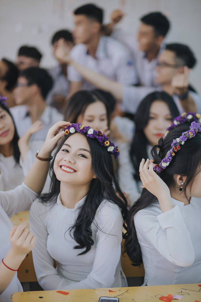 “Trước khi chụp các bạn nam lớp em còn tình nguyện lên lớp trang trí để các bạn nữ đi trang điểm. Những chuyến đi trước của lớp em cũng đều rất vui và nhiều kỷ niệm, chúng em vẫn luôn tự hào là lớp có hoạt động Đoàn năng nổ nhất. Và sau tất cả, lúc chụp kỷ yếu chính là những phút giây ở lại bên nhau”, Phương nói.