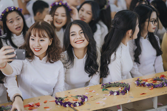  Cả lớp có tất cả 48 thành viên, gồm 29 bạn nữ và 19 bạn nam. Trước khi chụp cả lớp ngồi lại họp bàn và thống nhất, các bạn nữ mặc trang phục áo dài trắng truyền thống và các bạn nam mặc đồng phục áo trắng, quần vải. 