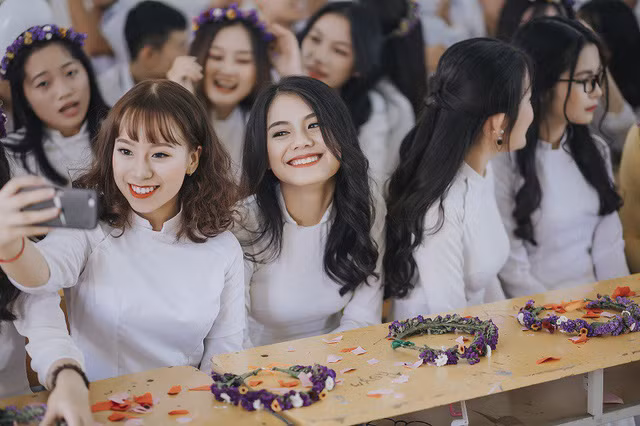  Cả lớp có tất cả 48 thành viên, gồm 29 bạn nữ và 19 bạn nam. Trước khi chụp cả lớp ngồi lại họp bàn và thống nhất, các bạn nữ mặc trang phục áo dài trắng truyền thống và các bạn nam mặc đồng phục áo trắng, quần vải. 