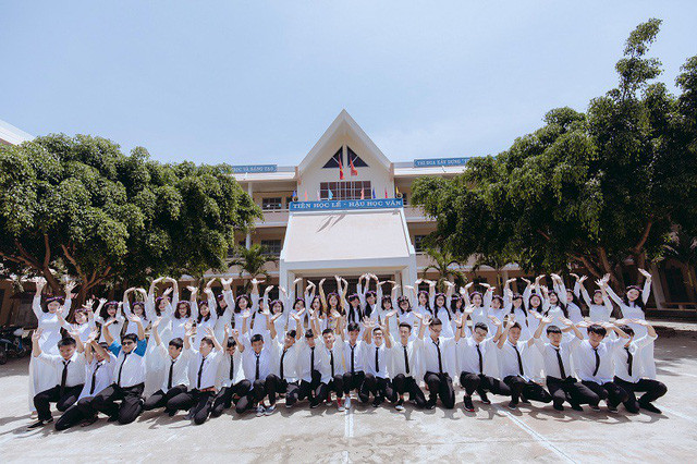 Phương còn cho biết thêm, tập thể 12A7 tuy số lượng nam nữ chênh lệch nhưng là một tập thể có tinh thần đoàn kết rất cao, từ trước tới nay tất cả những ý tưởng đều được cả lớp đồng thuận và ủng hộ nhiệt tình.