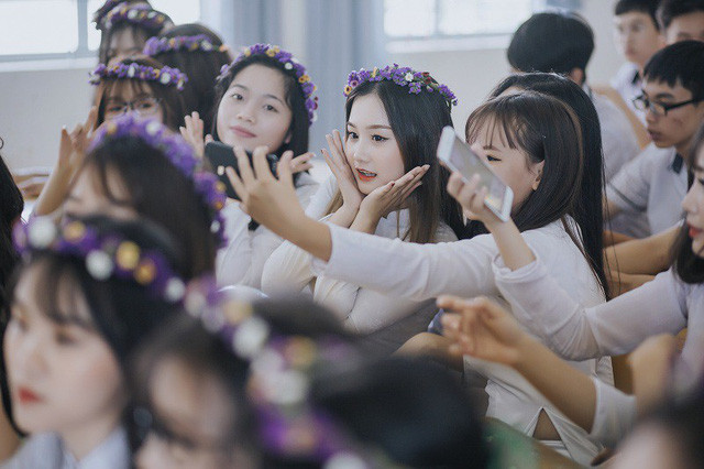 “Với mỗi học sinh có lẽ ảnh kỷ yếu là kỷ niệm không thể thiếu vì sau này cũng chỉ còn những tấm ảnh lưu giữ thanh xuân một cách đẹp đẽ nhất nên chúng em đã quyết tâm đầu tư vào bộ ảnh này”, Thu Phương cán bộ lớp chia sẻ.