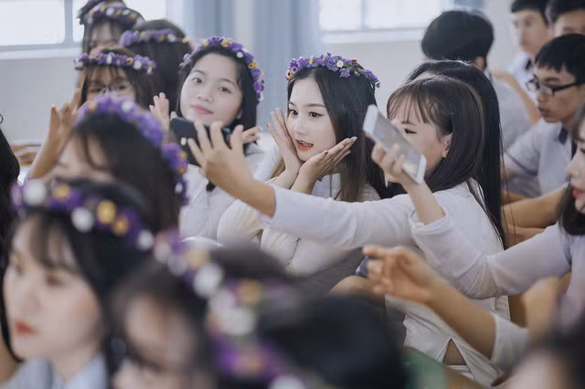 “Với mỗi học sinh có lẽ ảnh kỷ yếu là kỷ niệm không thể thiếu vì sau này cũng chỉ còn những tấm ảnh lưu giữ thanh xuân một cách đẹp đẽ nhất nên chúng em đã quyết tâm đầu tư vào bộ ảnh này”, Thu Phương cán bộ lớp chia sẻ.