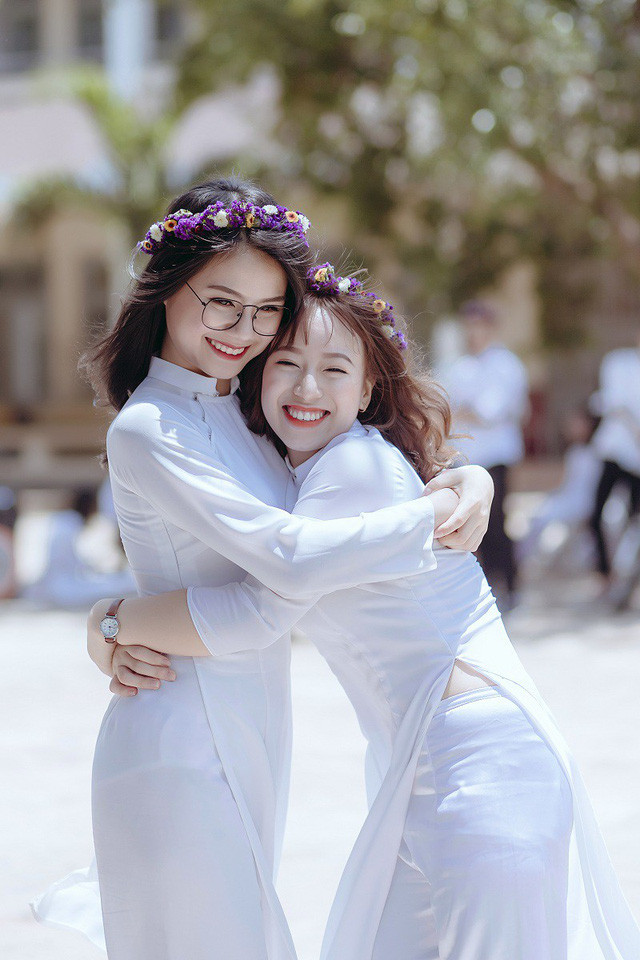 Để có được những cảm xúc tự nhiên nhất, lớp đã bật nhạc rồi ngồi lại bên nhau, trò chuyện vui vẻ, hát theo nhạc để thợ ảnh ghi lại những khoảnh khắc tự nhiên nhất, thân thiết bên nhau.