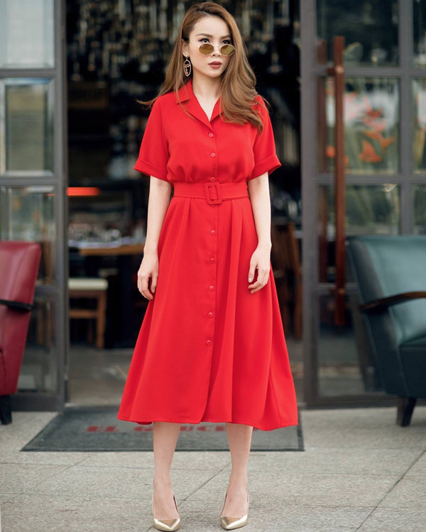 Khi diện đầm mang phong cách vintage Yến Trang khéo chọn phụ kiện hoa tai mặt người, giầy ánh kim hot trend để tạo điểm nhấn độc đáo.