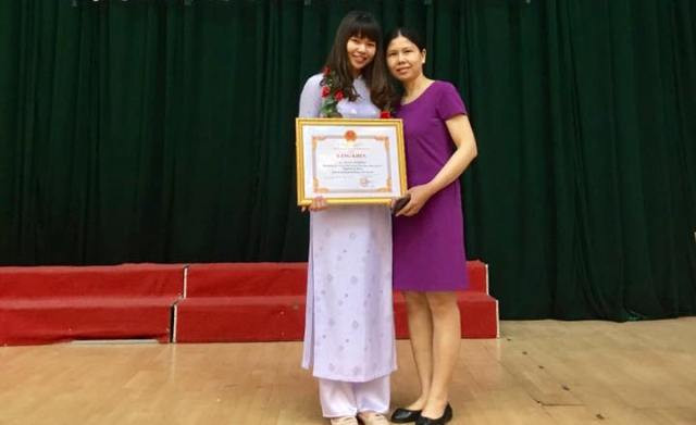 Thương và mẹ trong Lễ tuyên dương học sinh dân tộc thiểu số tiêu biểu