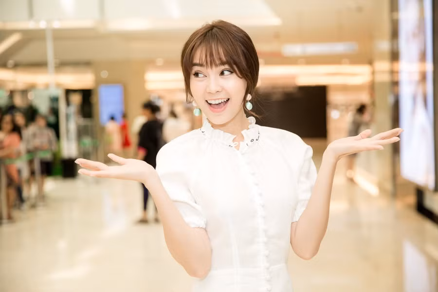 Cuộc “đụng hàng” đình đám nhất showbiz Việt, 6 mỹ nhân chen nhau mặc 1 chiếc váy “gái ngoan“ ảnh 1