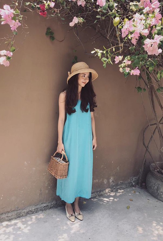 Diễn viên Tường Vi sắm cả loạt váy suông nhẹ nhàng để thoải mái mix-match trang phục dạo phố ngày hè. Diễn viên Tường Vi sắm cả loạt váy suông nhẹ nhàng để thoải mái mix-match trang phục dạo phố ngày hè.