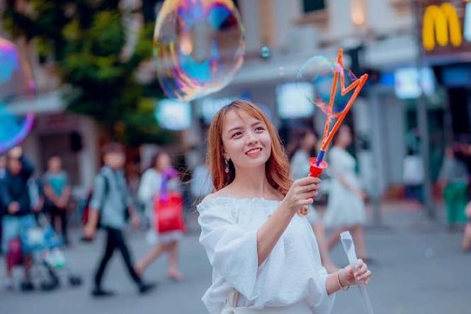 Vẻ đẹp trong sáng của 9X thiết kế áo in hình bìa sách giáo khoa ảnh 6 Vẻ ngoài xinh đẹp của 9X thiết kế áo in hình bìa sách giáo khoa - ảnh 6