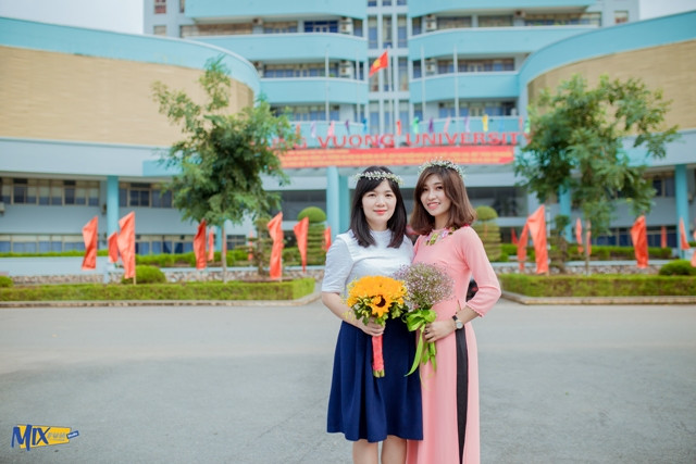 Thu Hà và cô giáo Trang (áo trắng) Thu Hà và cô giáo Trang (áo trắng)