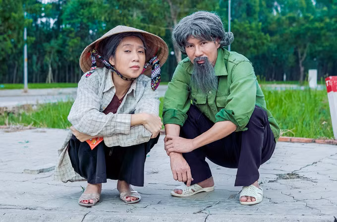 Vợ chồng Lý Hải hóa ông bà già với 4 con nheo nhóc