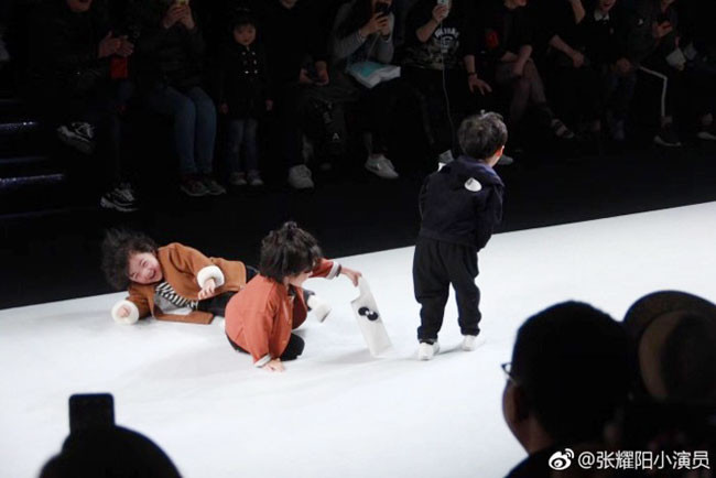 Ba cậu bé gặp sự cố trên sâu khấu nhưng vẫn hồn nhiên cười đùa.